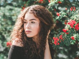 Как ухаживать за уличной детской площадкой в любое время года уборка