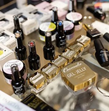 Материалы для маникюра оптом: фундамент успешного бизнеса в индустрии красоты